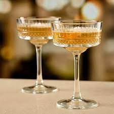 بستنیخوری شیشهای پاشاباغچه مدل Elysia با طراحی تراشدار و شفاف