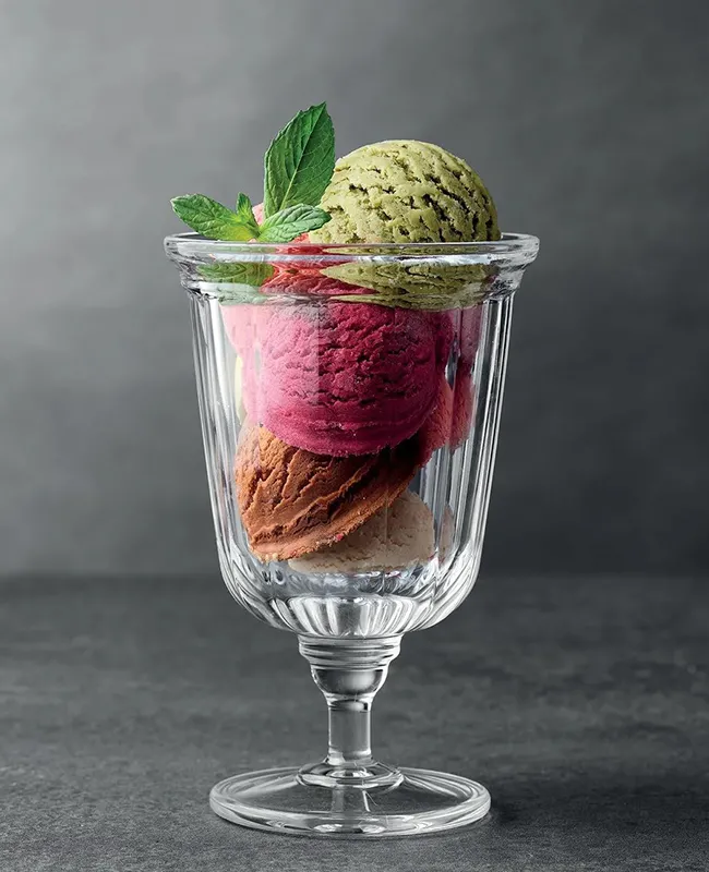 بستنیخوری شیشهای پاشاباغچه مدل Facade با طراحی مدرن و شفاف