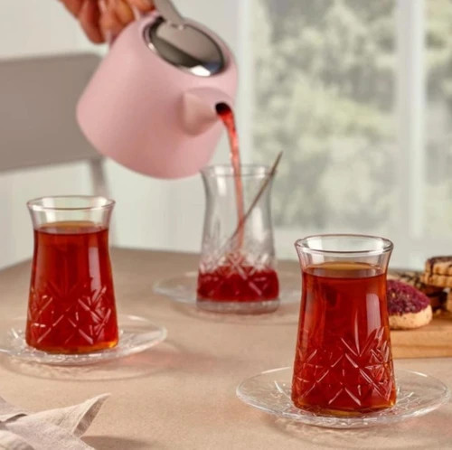 استکان شیشهای کمرباریک پاشاباغچه همراه با نعلبکی شفاف مناسب سرو چای