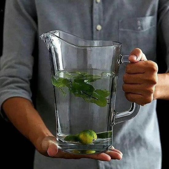 پارچ شیشهای Pasabahce مدل FESTIVAL بدون درب، با دسته خوشدست و دهانه مناسب ریختن مایع