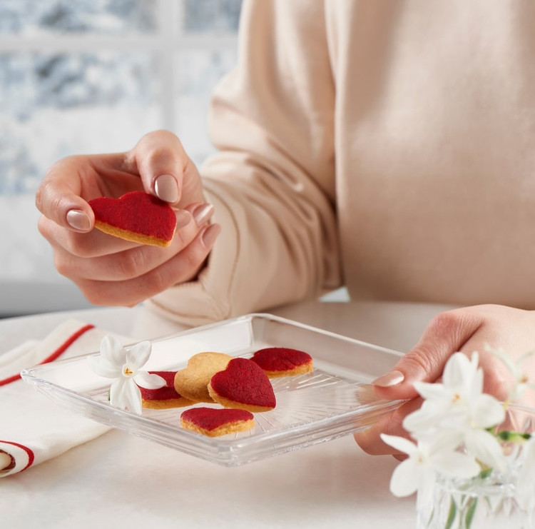 ظرف پذیرایی شفاف پاشاباغچه مدل مارین با فرم مربع برای سرو دسر و سالاد در سبک دکوراسیون مدرن