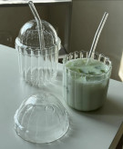 تصویر ماگ اسموتی شیشهای پیرکس با نی و درب، طراحی کاربردی برای سرو نوشیدنیها