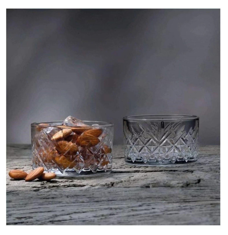 ظرف شیشهای مدل تایملس برند پاشاباغچه با طراحی زیبا برای پذیرایی مینیمال