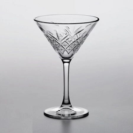 گیلاس شیشهای مدل timeless پاشاباغچه، مناسب پذیرایی رسمی و مهمانیها