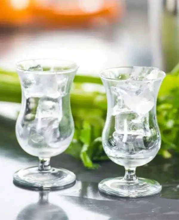 لیوان چای‌خوری پایه‌دار با ظرفیت ۱۲۵ میلی‌لیتر از برند پاشاباغچه، مناسب سرو چای گرم