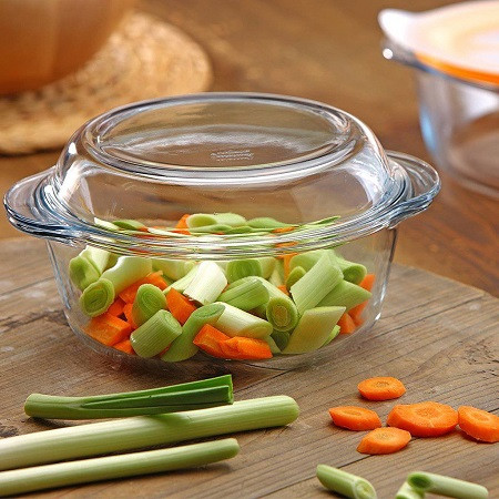 قابلمه شیشهای گرد پاشاباغچه مناسب استفاده در فر، مایکروویو و سرو مستقیم روی میز