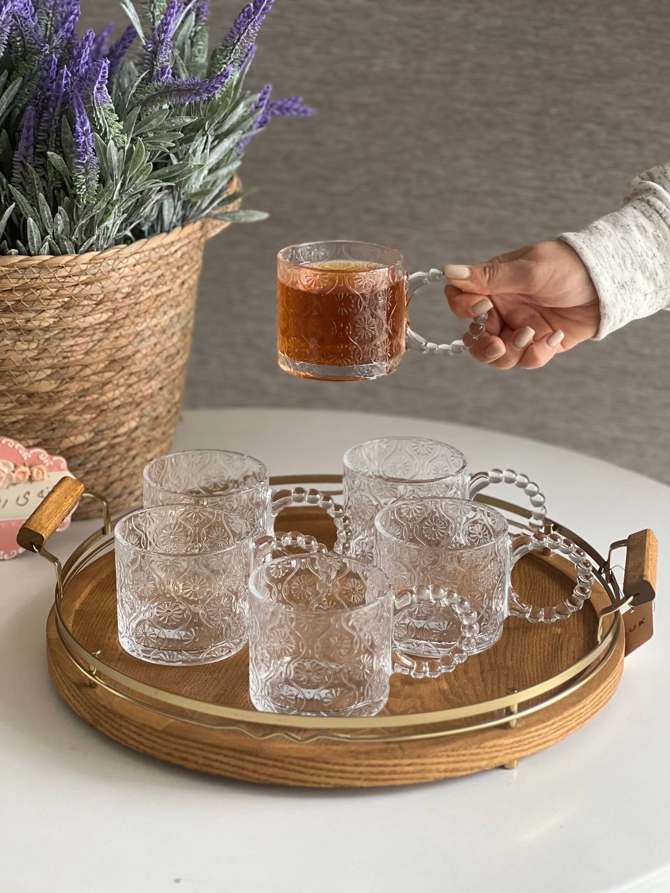 ماگ شیشه ای با طراحی گل و دسته حلقه‌ای مناسب سرو چای، قهوه و دمنوش