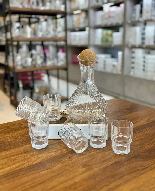 1. تنگ و نیم‌لیوان ۷ پارچه Deli Glass مدل KIT_1108 روی میز پذیرایی