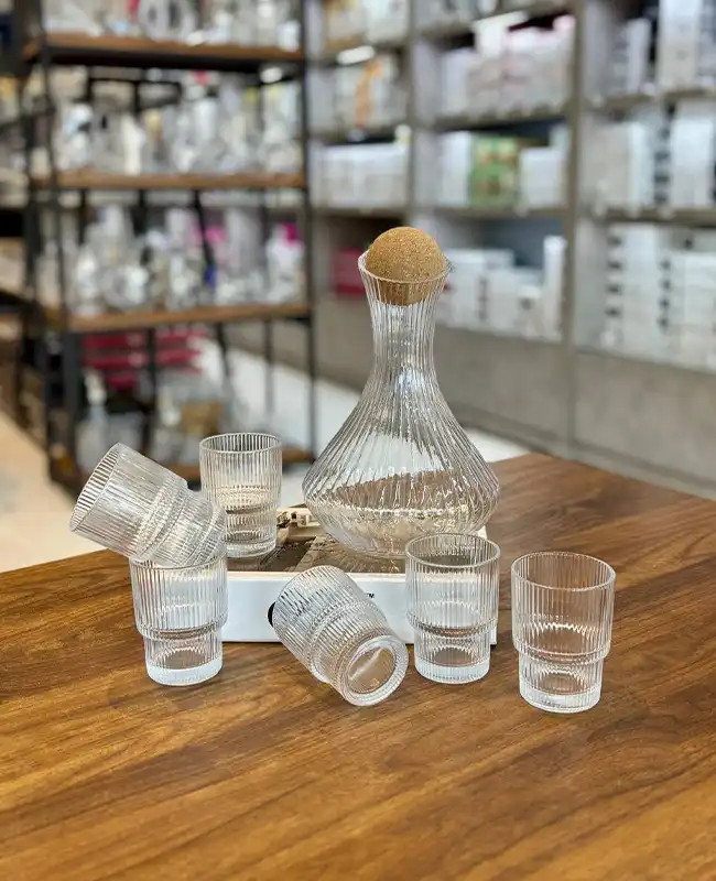 1. تنگ و نیملیوان ۷ پارچه Deli Glass مدل KIT_1108 روی میز پذیرایی
