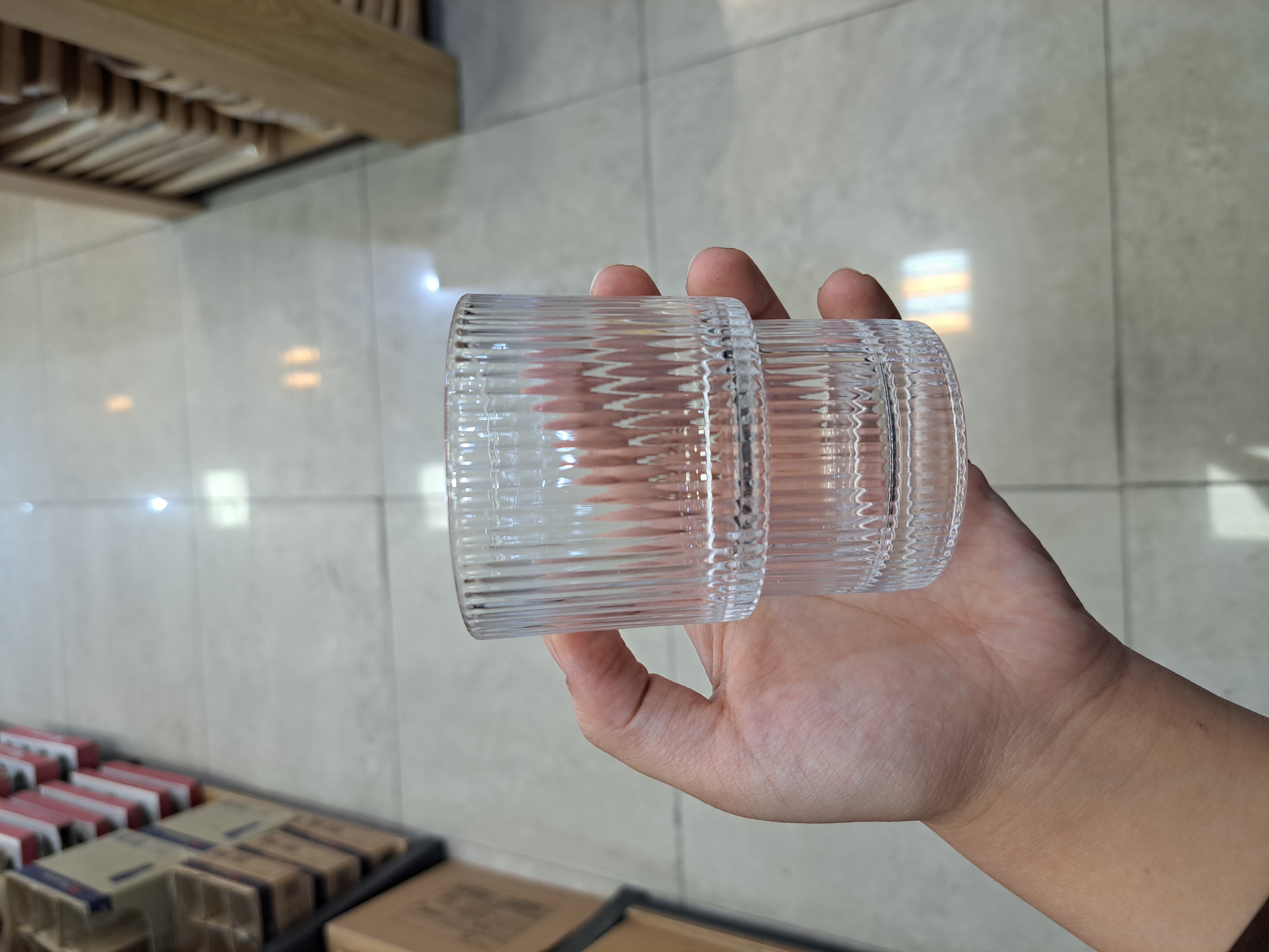 تنگ و نیم‌لیوان شیشه‌ای Deli Glass مدل KIT_1108 در دکور آشپزخانه مدرن