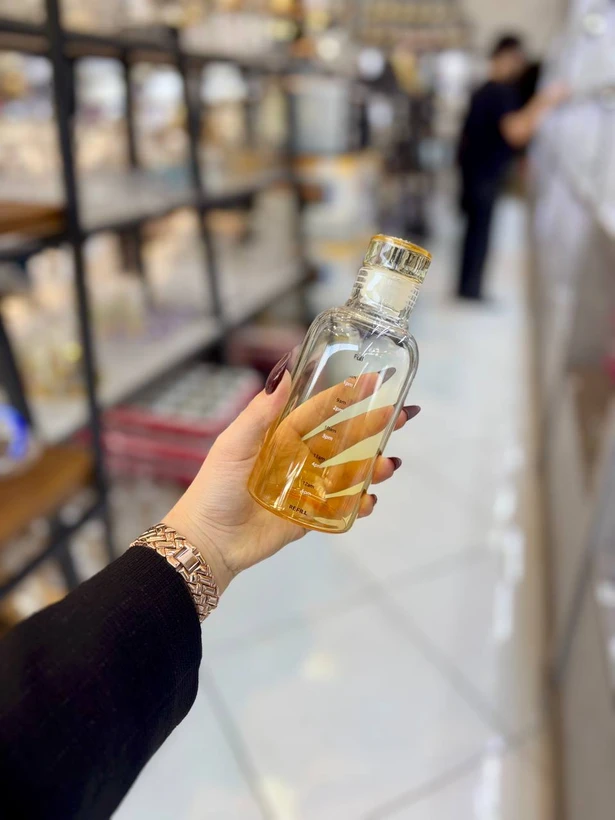 1. بطری پیرکس شیشه‌ای مدل KIT-1126 – طراحی ساده و شفاف، مناسب سرو نوشیدنی در آشپزخانه‌های مدرن