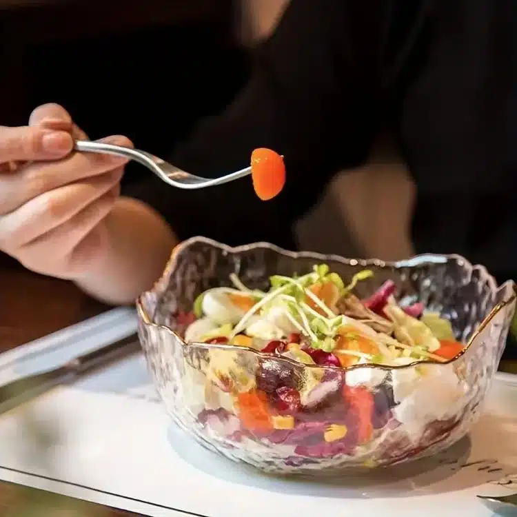 4. ست کامل کاسه‌های بلور لب طلایی در سه اندازه ۲۰، ۱۶ و ۱۳ سانتی‌متر