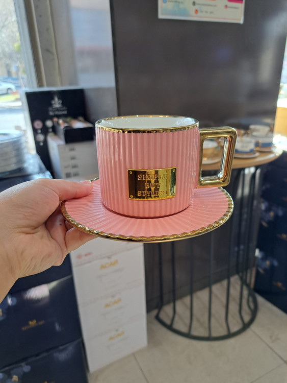 4. ست کامل ۱۲ پارچه فنجان و نعلبکی رنگی برای سرو قهوه