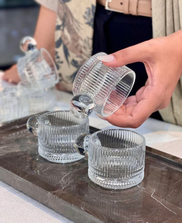 2. فنجان کریستالی شفاف با دسته توپی مدل Deli