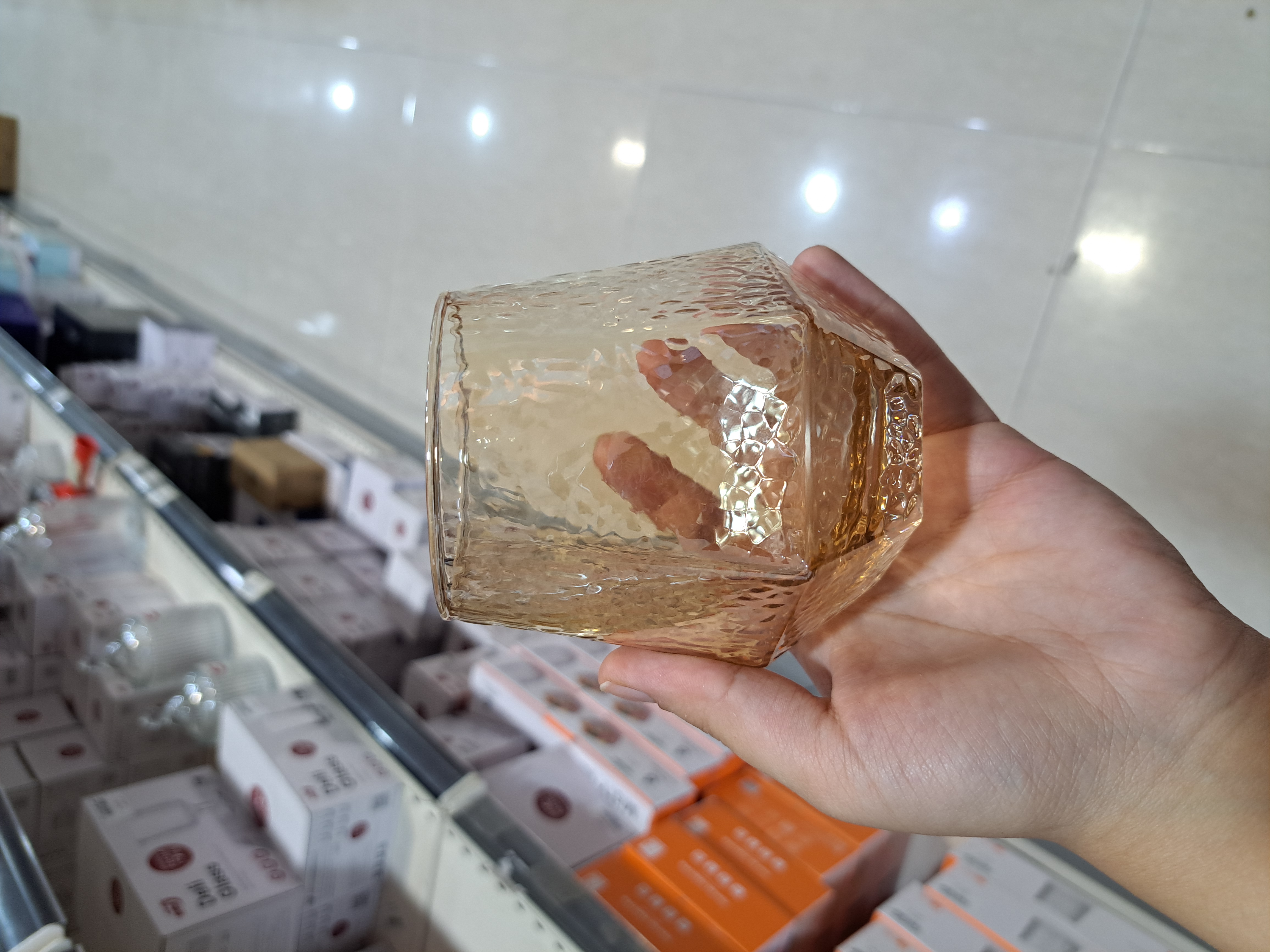 1. لیوان ۶ ضلعی طرح‌دار رنگ شامپاینی Deli Glass ست ۶ عددی