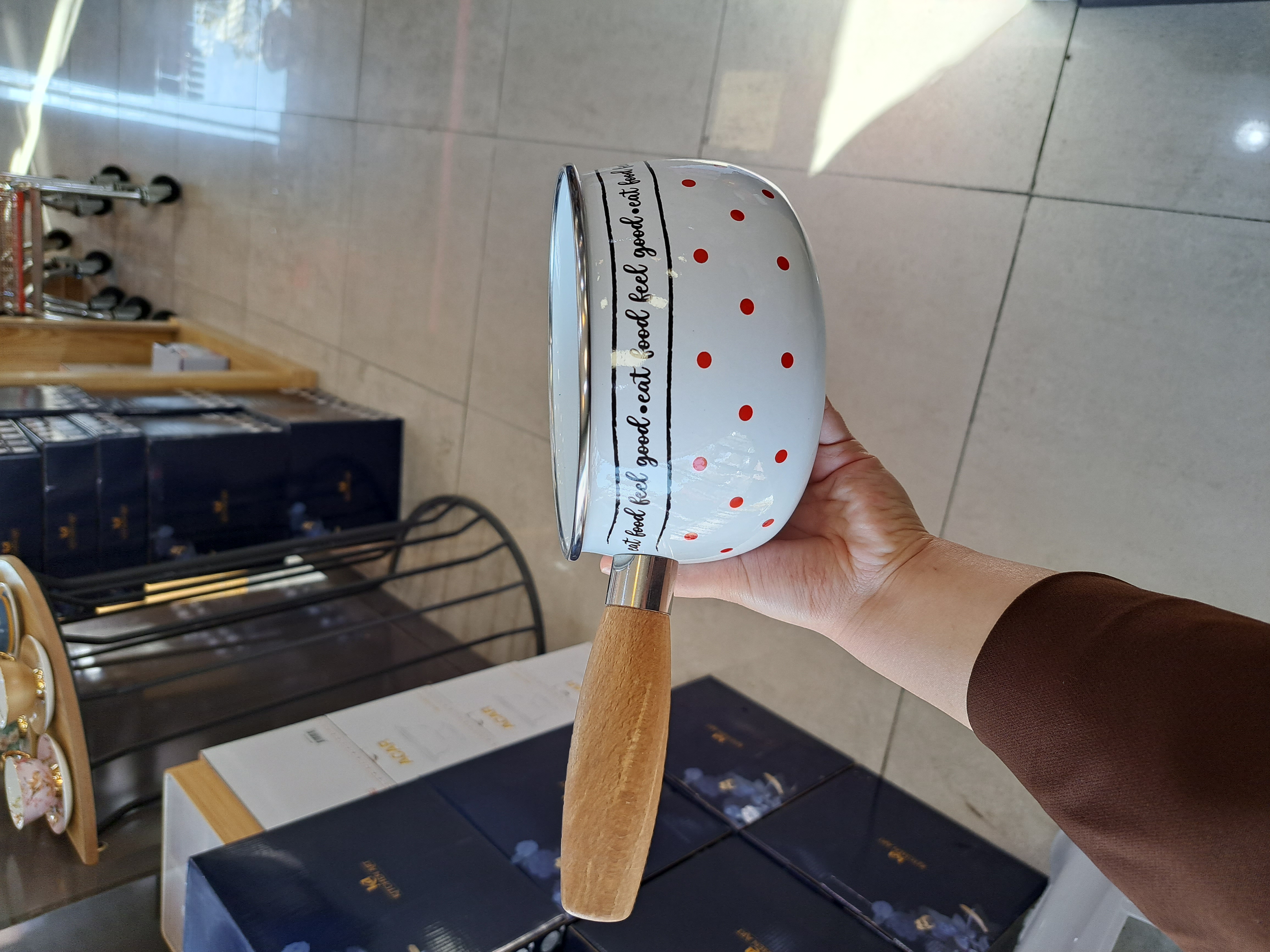 1. شیرجوش لعابی آجار مدل ACAR-06675 با دسته چوبی و بدنه لعابی مقاوم