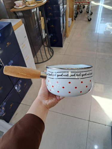 1. شیرجوش لعابی آجار مدل ACAR-06675 با دسته چوبی و بدنه لعابی مقاوم