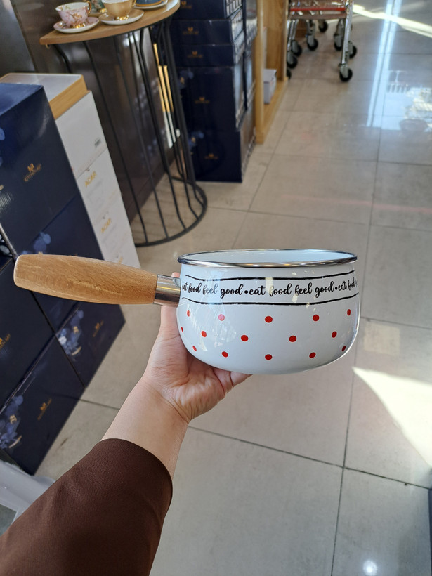 1. شیرجوش لعابی آجار مدل ACAR-06675 با دسته چوبی و بدنه لعابی مقاوم