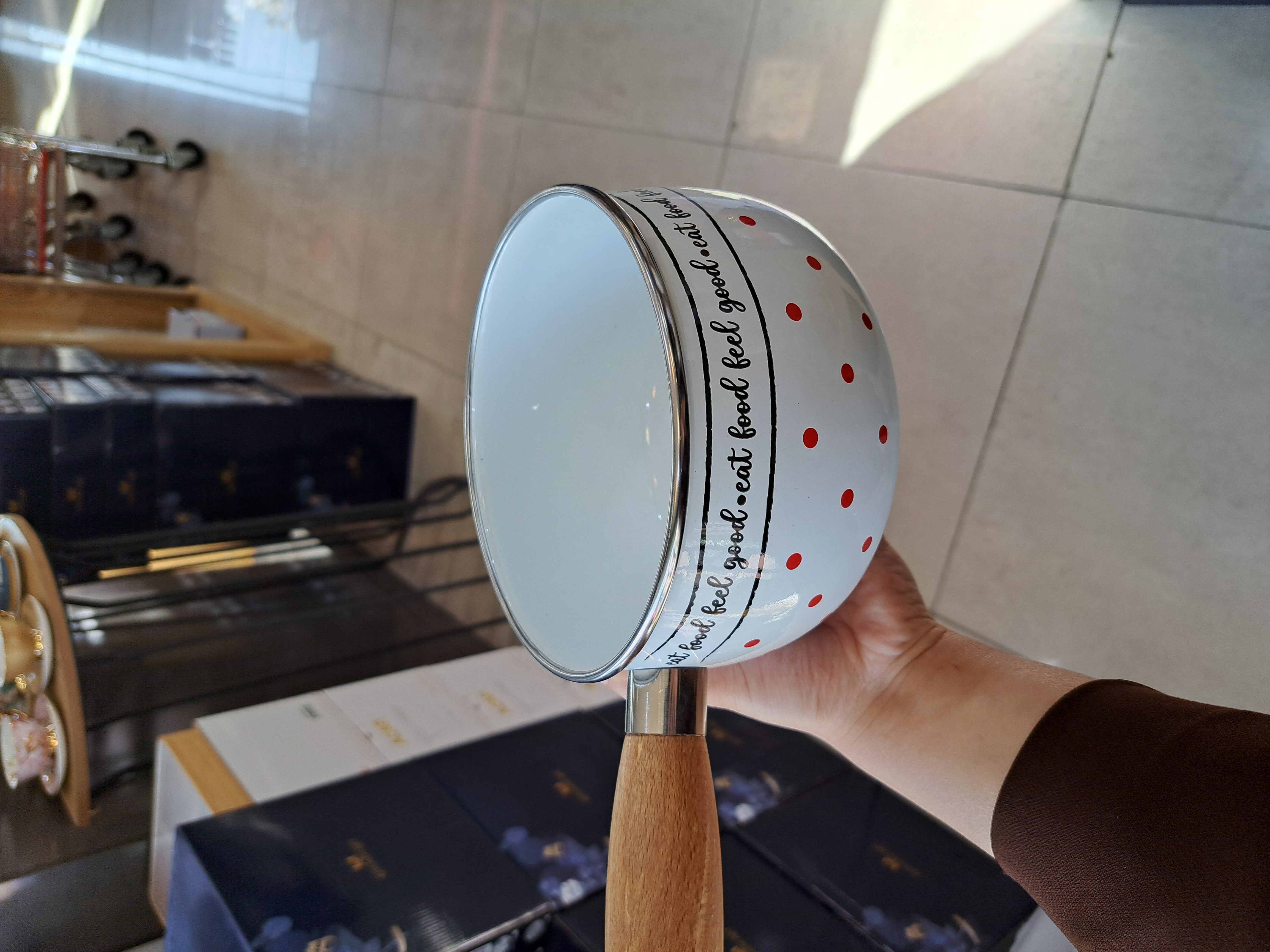 شیرجوش لعابی با طراحی مدرن و دسته چوبی ارگونومیک برند آجار