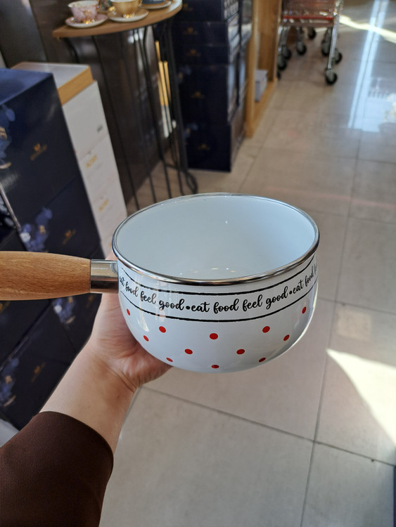 شیرجوش لعابی با طراحی مدرن و دسته چوبی ارگونومیک برند آجار