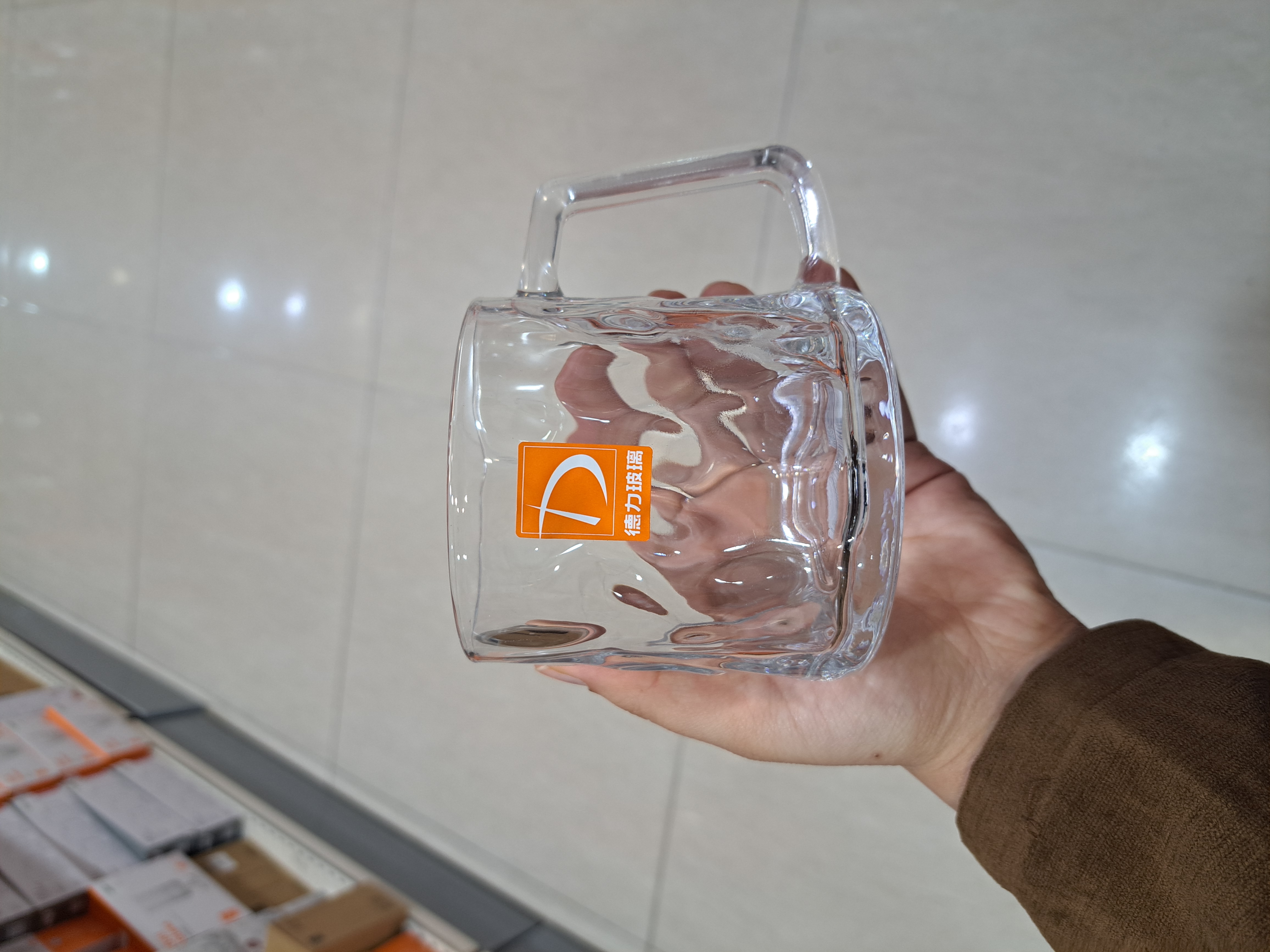 لیوان دسته‌دار شفاف رنگی مناسب پذیرایی