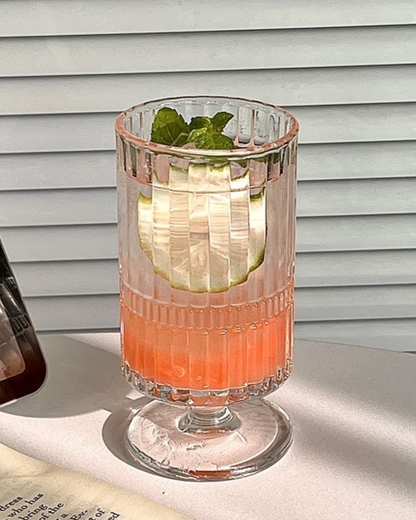 گیلاس شیشه‌ای شفاف شیاردار برای سرو نوشیدنی