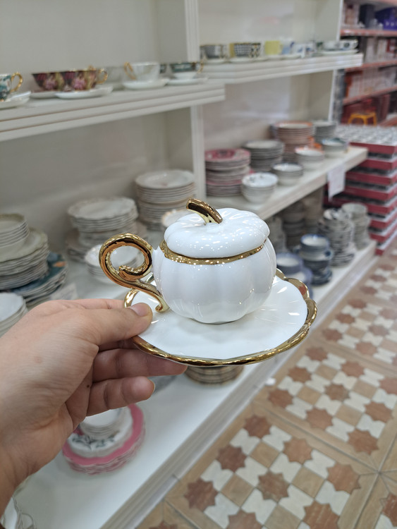 فنجان و نعلبکی طرح کدو تنبل رنگ نارنجی و سفید