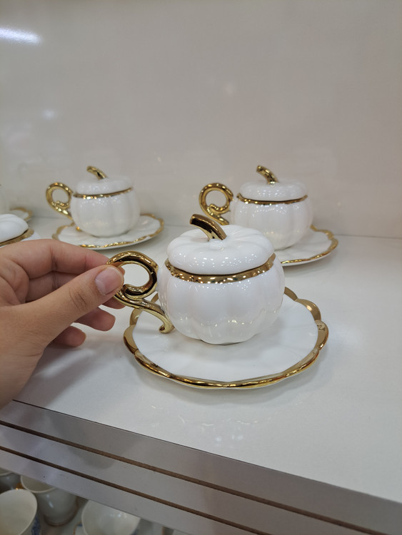 نعلبکی و فنجان شیک برای قهوه ترک