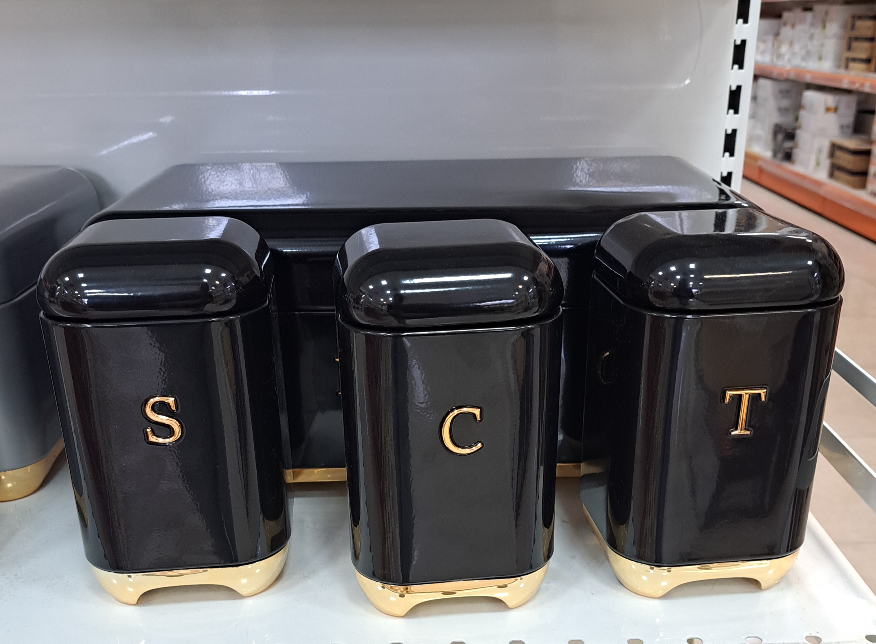 بانکه های سه تایی آرو با روکش لعاب و پایه طلایی