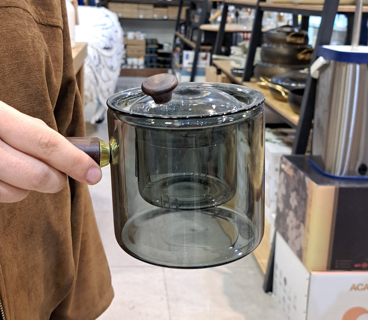 قوری دمنوشساز پیرکس دودی با دسته بامبو