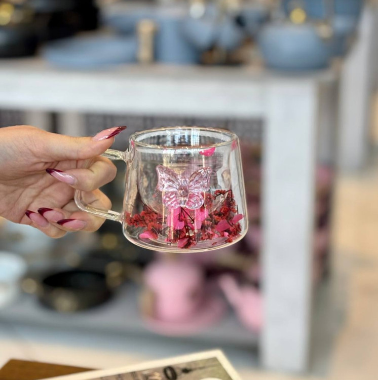 لیوان فانتزی شیشهای سرخابی طرح گل و پروانه