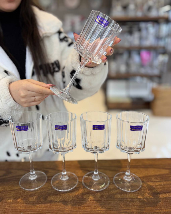 طراحی ظریف و پایه بلند گیلاس DELI GLASS