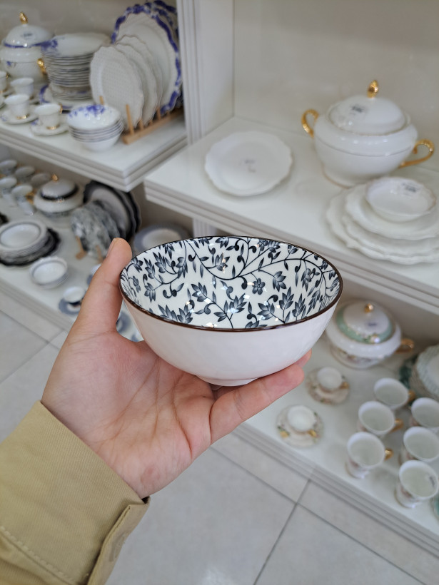 پیاله چینی سفید با طرح گل و برگ سبز