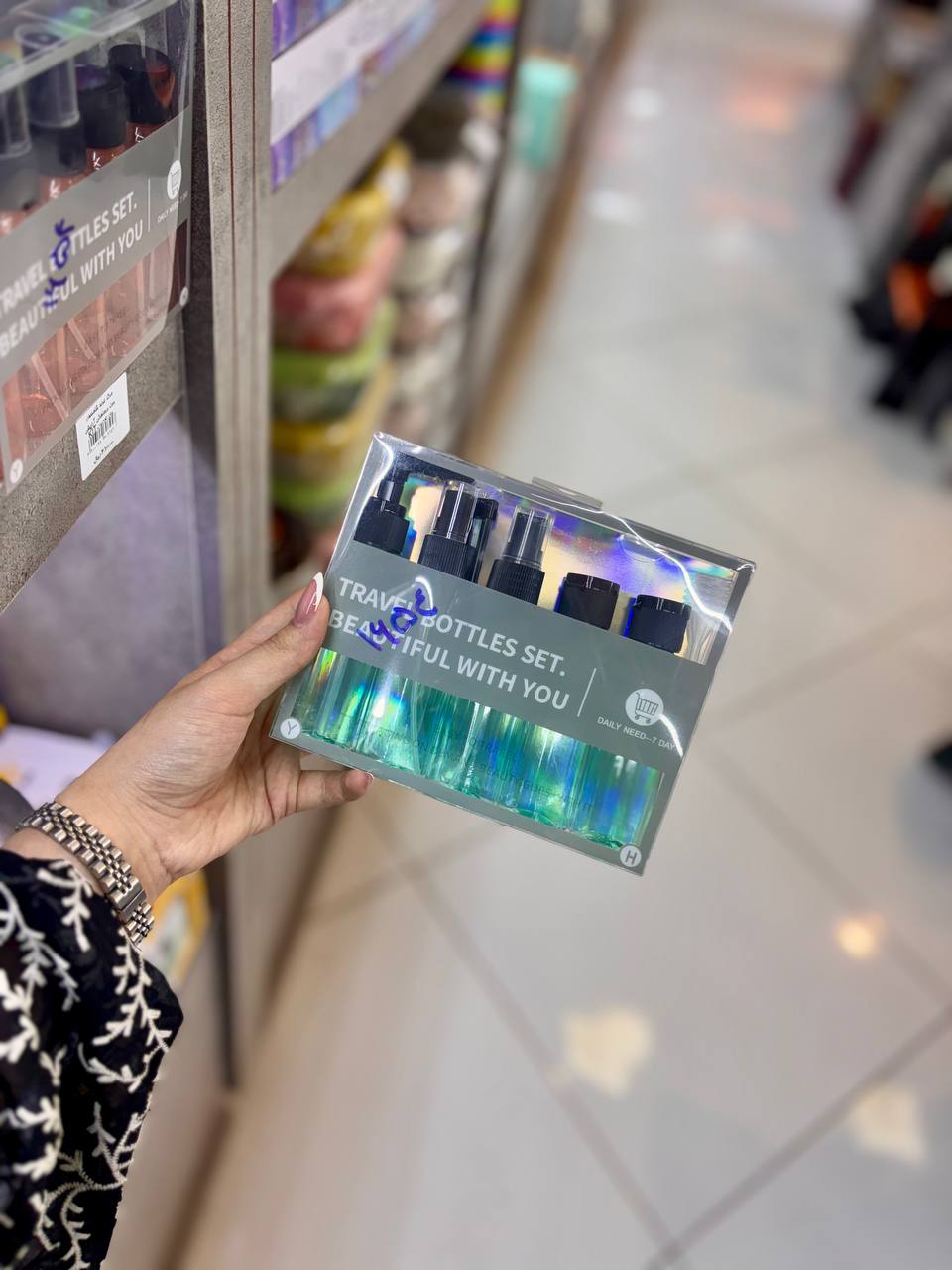 ست آرایشی مسافرتی ۵ تکه وارداتی KIT-1654 در رنگ‌های سبز، صورتی و رزگلد با طراحی سبک و قابل حمل مناسب سفر