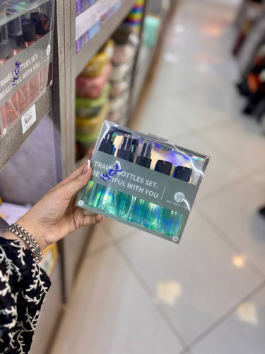 ست آرایشی مسافرتی ۵ تکه وارداتی KIT-1654 در رنگهای سبز، صورتی و رزگلد با طراحی سبک و قابل حمل مناسب سفر