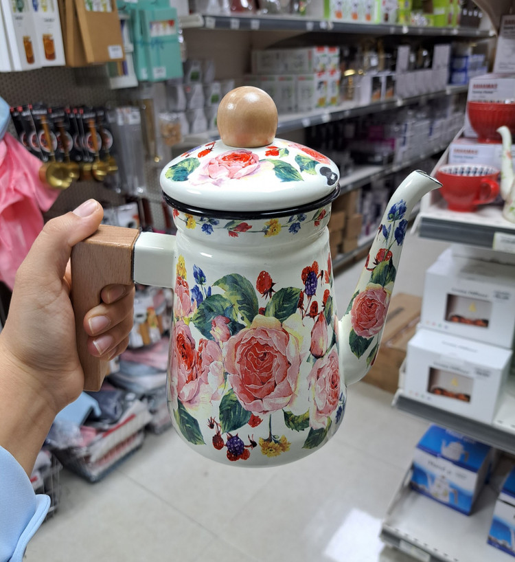 کتری سفید گلدار با دسته چوبی نسوز بامبو